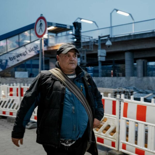 Auf dem Weg zur Notunterkunft am Bahnhof Billwerder-Moorfleet wirkt der Obdachlose Vasile angespannt und nervös. Foto: Mauricio Bustamante