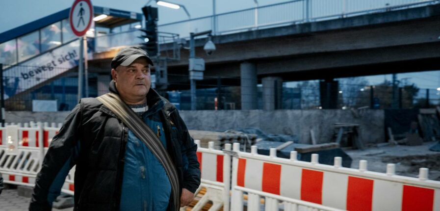 Auf dem Weg zur Notunterkunft am Bahnhof Billwerder-Moorfleet wirkt der Obdachlose Vasile angespannt und nervös. Foto: Mauricio Bustamante