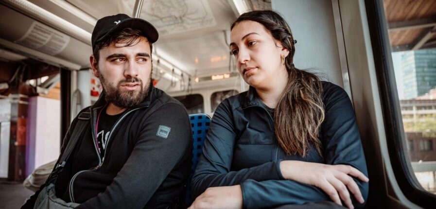 Zwischen den Krankenhausbesuchen fahren die Eltern mit der Bahn gemeinsam zu ihren Verkaufsplätzen. Foto: Dmitrij Leltschuk