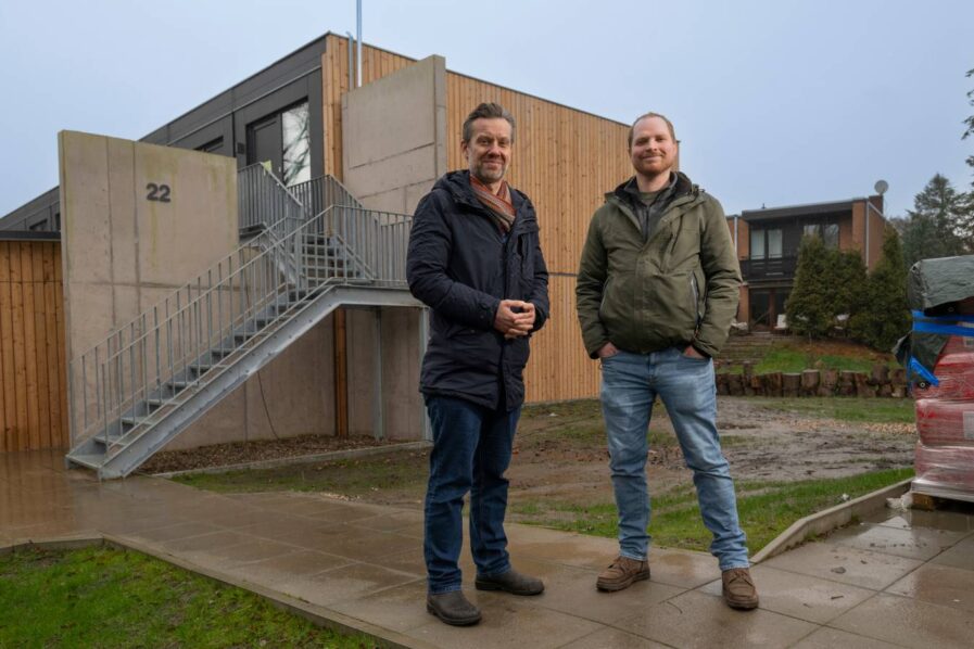 Patrick Müller-Constantin und Grischa Dorstewitz (rechts) von der Stiftung Das Rauhe Haus vor dem Neubau in Kirchdorf-Süd. Foto: Mauricio Bustamante