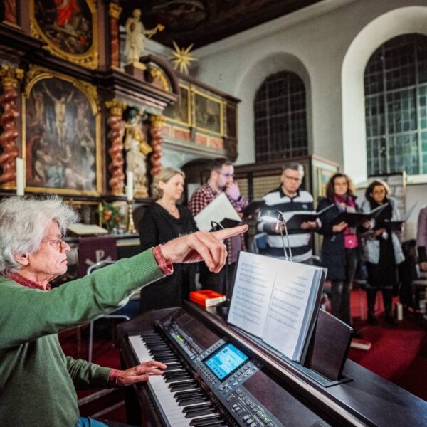 El Maestro: Michael Horn-Antoni dirigiert vom Klavier aus die Mitglieder des Chors der Kirchengemeinde Haselau. Foto: Dmitrij Leltschuk