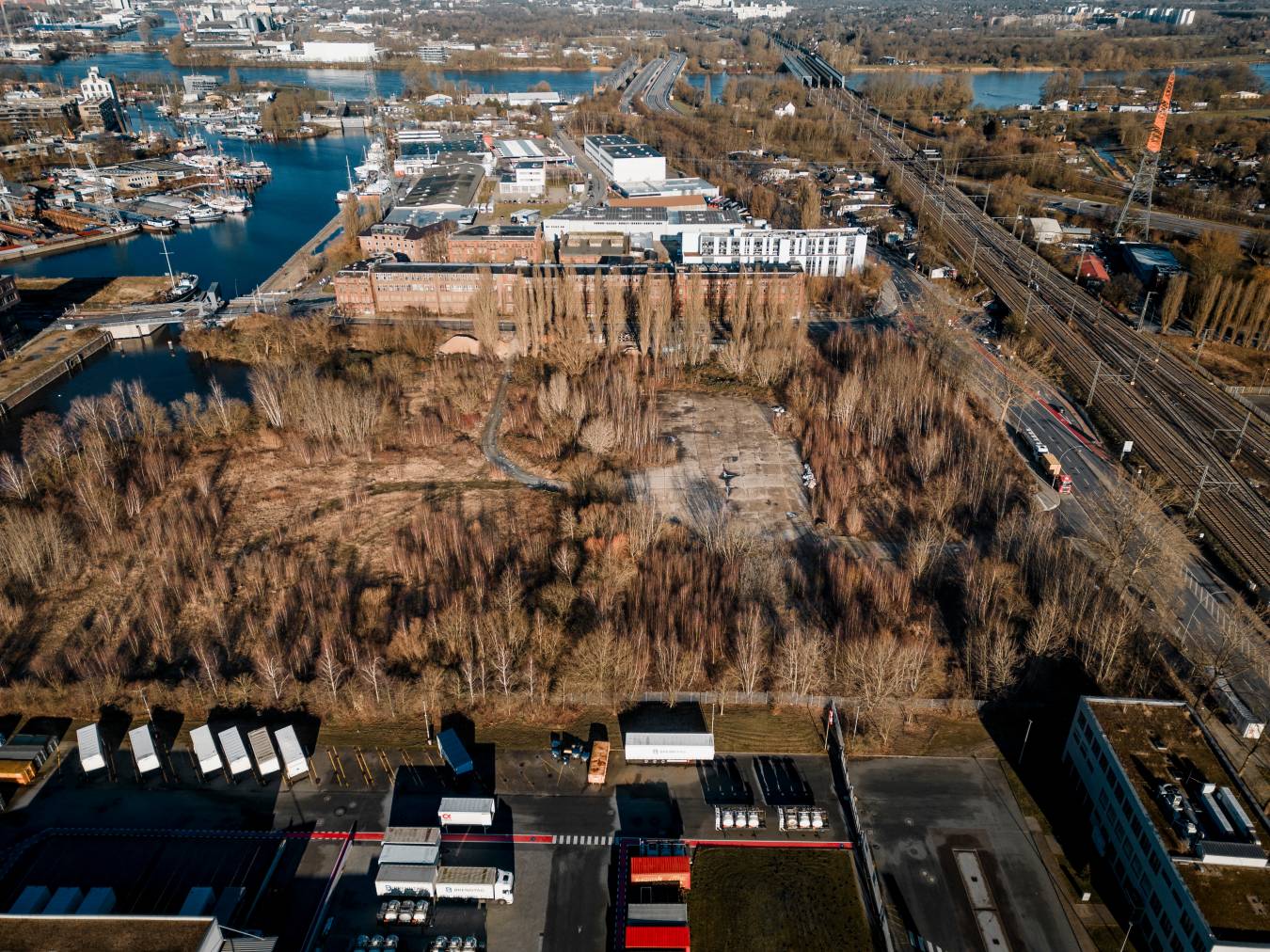 Neuländer Quarree in Harburg: Der Bauboom hat aus dem einst industriell geprägten Harburger Binnenhafen ein Neubaugebiet gemacht, das deutliche Parallelen zur Hafencity aufweist. Doch am östlichen Ende des Gebiets bildet sich seit mehr als einem Jahrzehnt ein Urwald. Nach jahrelangem Hin und Her hat der Eigentümer, die Gröner Group GmbH, im vergangenen Jahr endgültig Insolvenz angemeldet. Nach dem zuletzt veröffentlichten Abschluss drückte das Unternehmen Ende 2022 eine Schuldenlast von knapp einer halben Milliarde Euro. Der Immobilienhändler beteuert zwar auf seiner Homepage die Fortführung des Projekts. Doch daran glauben in Harburg nur noch wenige. Foto: Mauricio Bustamante