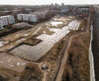 Korallusviertel in Wilhelmsburg: Bereits 2009 wurden die Pläne für das neue Korallusviertel in Wilhelmsburg vorgestellt. Mehr als 400 neue Wohnungen sollten wenige Hundert Meter vom S-Bahnhof Wilhelmsburg entstehen. Fünf Eigentümerwechsel später sind zwar noch keine Baukräne in Sicht, aber es gibt ein neues Datum für die Fertigstellung: Anfang 2026. Auf der Projekt-Homepage der Empira Group heißt es: „Erleben Sie mit uns die Entwicklung dieses vielversprechenden Standorts zu einem florierenden Wohn- und Geschäftszentrum.“ Was aus der Seite nicht hervorgeht: Erst im Dezember wurde das Immobilienunternehmen von der börsennotierten Partners Group aus der Schweiz geschluckt, die folglich ab diesem Jahr einen möglichen Baubeginn verantwortet. Foto: Mauricio Bustamante