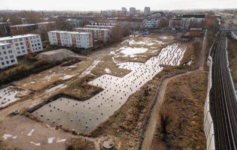 Korallusviertel in Wilhelmsburg: Bereits 2009 wurden die Pläne für das neue Korallusviertel in Wilhelmsburg vorgestellt. Mehr als 400 neue Wohnungen sollten wenige Hundert Meter vom S-Bahnhof Wilhelmsburg entstehen. Fünf Eigentümerwechsel später sind zwar noch keine Baukräne in Sicht, aber es gibt ein neues Datum für die Fertigstellung: Anfang 2026. Auf der Projekt-Homepage der Empira Group heißt es: „Erleben Sie mit uns die Entwicklung dieses vielversprechenden Standorts zu einem florierenden Wohn- und Geschäftszentrum.“ Was aus der Seite nicht hervorgeht: Erst im Dezember wurde das Immobilienunternehmen von der börsennotierten Partners Group aus der Schweiz geschluckt, die folglich ab diesem Jahr einen möglichen Baubeginn verantwortet. Foto: Mauricio Bustamante