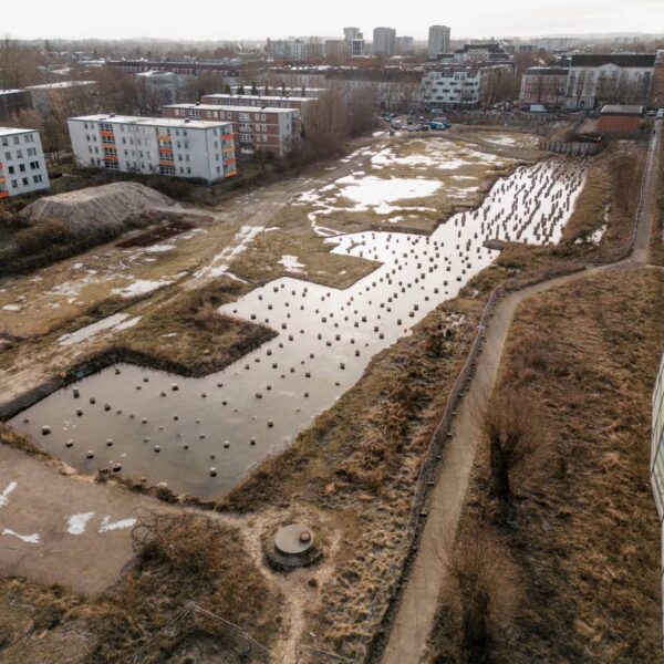 Korallusviertel in Wilhelmsburg: Bereits 2009 wurden die Pläne für das neue Korallusviertel in Wilhelmsburg vorgestellt. Mehr als 400 neue Wohnungen sollten wenige Hundert Meter vom S-Bahnhof Wilhelmsburg entstehen. Fünf Eigentümerwechsel später sind zwar noch keine Baukräne in Sicht, aber es gibt ein neues Datum für die Fertigstellung: Anfang 2026. Auf der Projekt-Homepage der Empira Group heißt es: „Erleben Sie mit uns die Entwicklung dieses vielversprechenden Standorts zu einem florierenden Wohn- und Geschäftszentrum.“ Was aus der Seite nicht hervorgeht: Erst im Dezember wurde das Immobilienunternehmen von der börsennotierten Partners Group aus der Schweiz geschluckt, die folglich ab diesem Jahr einen möglichen Baubeginn verantwortet. Foto: Mauricio Bustamante