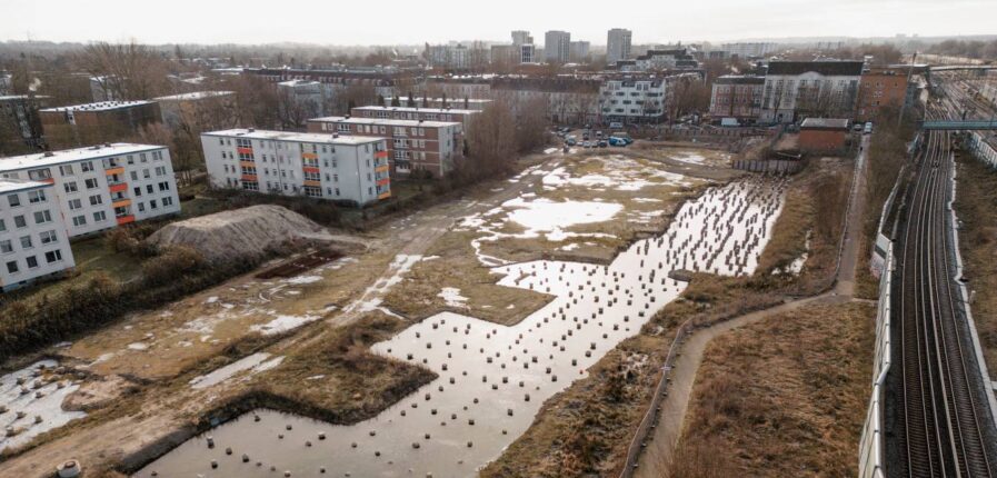 Korallusviertel in Wilhelmsburg: Bereits 2009 wurden die Pläne für das neue Korallusviertel in Wilhelmsburg vorgestellt. Mehr als 400 neue Wohnungen sollten wenige Hundert Meter vom S-Bahnhof Wilhelmsburg entstehen. Fünf Eigentümerwechsel später sind zwar noch keine Baukräne in Sicht, aber es gibt ein neues Datum für die Fertigstellung: Anfang 2026. Auf der Projekt-Homepage der Empira Group heißt es: „Erleben Sie mit uns die Entwicklung dieses vielversprechenden Standorts zu einem florierenden Wohn- und Geschäftszentrum.“ Was aus der Seite nicht hervorgeht: Erst im Dezember wurde das Immobilienunternehmen von der börsennotierten Partners Group aus der Schweiz geschluckt, die folglich ab diesem Jahr einen möglichen Baubeginn verantwortet. Foto: Mauricio Bustamante