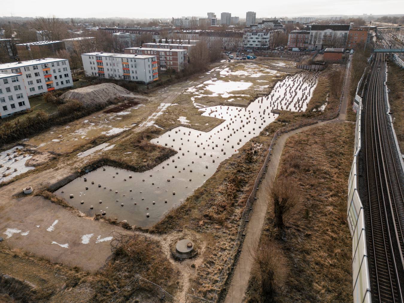 Korallusviertel in Wilhelmsburg: Bereits 2009 wurden die Pläne für das neue Korallusviertel in Wilhelmsburg vorgestellt. Mehr als 400 neue Wohnungen sollten wenige Hundert Meter vom S-Bahnhof Wilhelmsburg entstehen. Fünf Eigentümerwechsel später sind zwar noch keine Baukräne in Sicht, aber es gibt ein neues Datum für die Fertigstellung: Anfang 2026. Auf der Projekt-Homepage der Empira Group heißt es: „Erleben Sie mit uns die Entwicklung dieses vielversprechenden Standorts zu einem florierenden Wohn- und Geschäftszentrum.“ Was aus der Seite nicht hervorgeht: Erst im Dezember wurde das Immobilienunternehmen von der börsennotierten Partners Group aus der Schweiz geschluckt, die folglich ab diesem Jahr einen möglichen Baubeginn verantwortet. Foto: Mauricio Bustamante