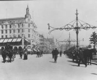 Blick auf den Jungfernstieg und über die Reesendammbrücke in Richtung Gänsemarkt, Ende der 1920er-Jahre. Damals säumten sogenannte Galgen den Weg – verzierte Masten für die Straßenbahn und elektrische Beleuchtung. Foto: Staatsarchiv Hamburg, 720-1/343-1, Nr. H2000739