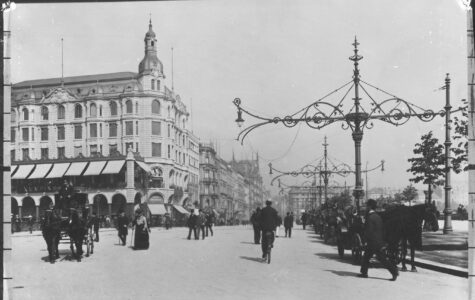 Blick auf den Jungfernstieg und über die Reesendammbrücke in Richtung Gänsemarkt, Ende der 1920er-Jahre. Damals säumten sogenannte Galgen den Weg – verzierte Masten für die Straßenbahn und elektrische Beleuchtung. Foto: Staatsarchiv Hamburg, 720-1/343-1, Nr. H2000739