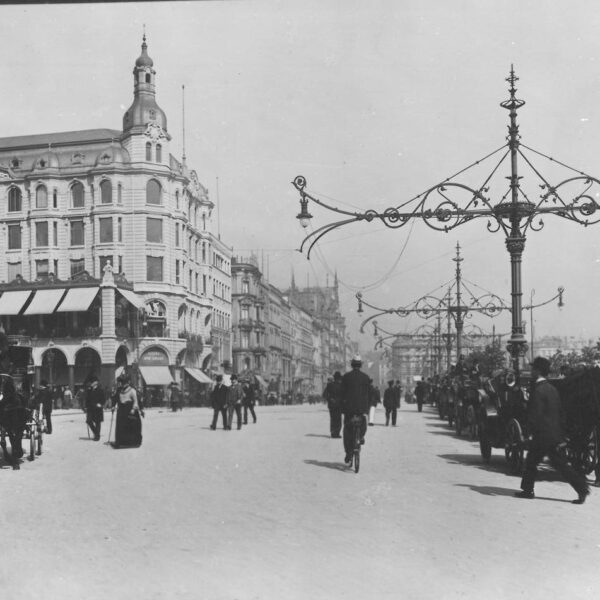 Blick auf den Jungfernstieg und über die Reesendammbrücke in Richtung Gänsemarkt, Ende der 1920er-Jahre. Damals säumten sogenannte Galgen den Weg – verzierte Masten für die Straßenbahn und elektrische Beleuchtung. Foto: Staatsarchiv Hamburg, 720-1/343-1, Nr. H2000739