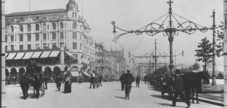 Blick auf den Jungfernstieg und über die Reesendammbrücke in Richtung Gänsemarkt, Ende der 1920er-Jahre. Damals säumten sogenannte Galgen den Weg – verzierte Masten für die Straßenbahn und elektrische Beleuchtung. Foto: Staatsarchiv Hamburg, 720-1/343-1, Nr. H2000739