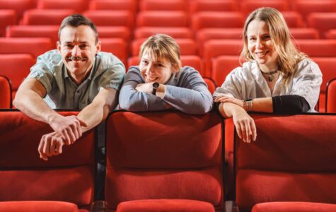 Filmkunst aus Leidenschaft: Artem Zaidman (links), Elena Botchanov (Mitte) und Galina Ponomareva vom KinoHafen-Orgateam. Foto: Dmitrij Leltschuk