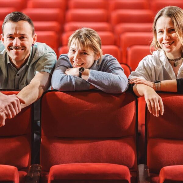 Filmkunst aus Leidenschaft: Artem Zaidman (links), Elena Botchanov (Mitte) und Galina Ponomareva vom KinoHafen-Orgateam. Foto: Dmitrij Leltschuk