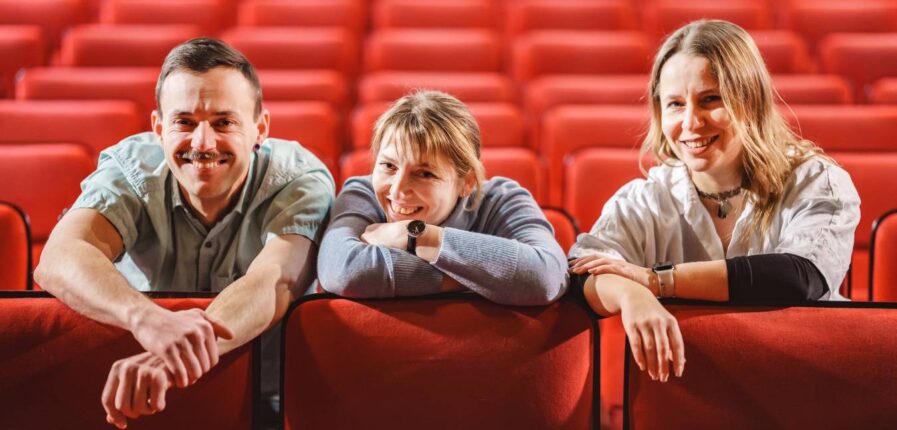 Filmkunst aus Leidenschaft: Artem Zaidman (links), Elena Botchanov (Mitte) und Galina Ponomareva vom KinoHafen-Orgateam. Foto: Dmitrij Leltschuk