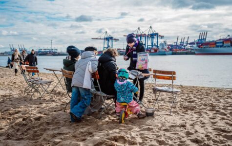 Hinz&Künztlerin Jasmin verkauft das Straßenmagazin regelmäßig am Elbstrand in Övelgönne. Foto: Dmitrij Leltschuk