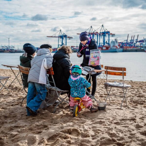 Hinz&Künztlerin Jasmin verkauft das Straßenmagazin regelmäßig am Elbstrand in Övelgönne. Foto: Dmitrij Leltschuk