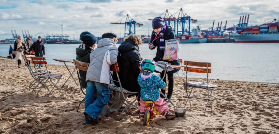 Hinz&Künztlerin Jasmin verkauft das Straßenmagazin regelmäßig am Elbstrand in Övelgönne. Foto: Dmitrij Leltschuk