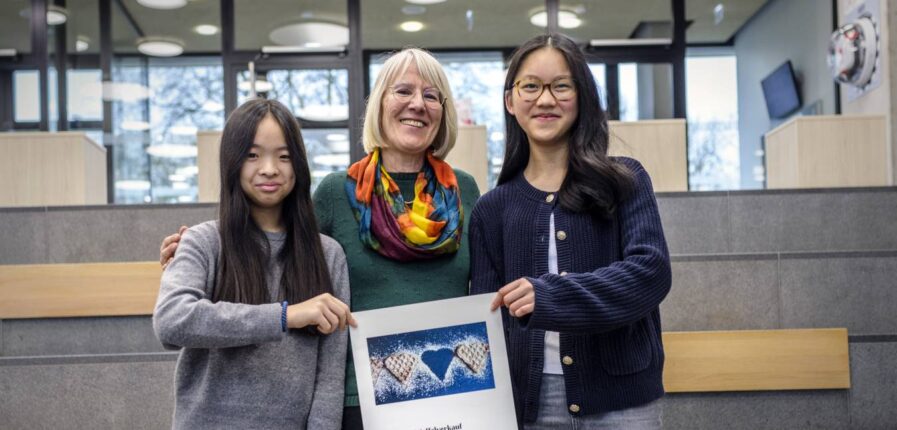 Die Siebtklässlerinnen Vivien (links) und Maya (rechts) mit ihrer Lehrerin Martina Klinge. Foto: Imke Lass