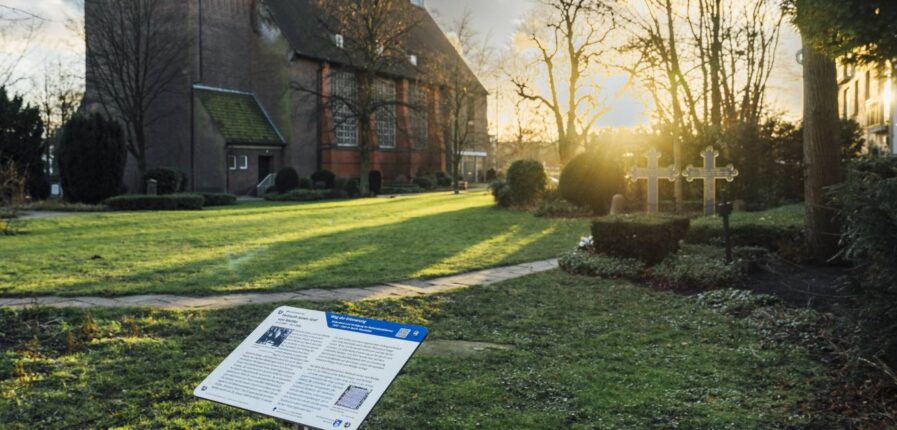 Gedenktafel auf dem Historischen Friedhof Wandsbek: Die Nazis taten alles, damit nichts mehr an einen der bekanntesten Widerstandskämpfer erinnerte: Helmuth James Graf Moltke wurde 1944 vom Volksgerichtshof zum Tode verurteilt. Foto: Miguel Ferraz