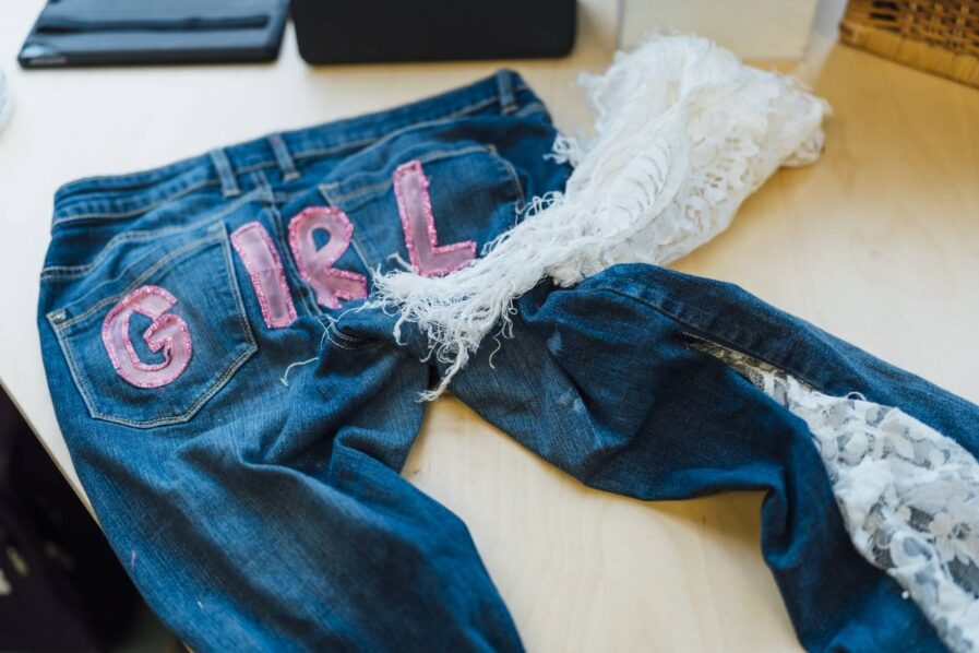 Faridas Statement-Jeans ist schon fertig. Foto: Miguel Ferraz